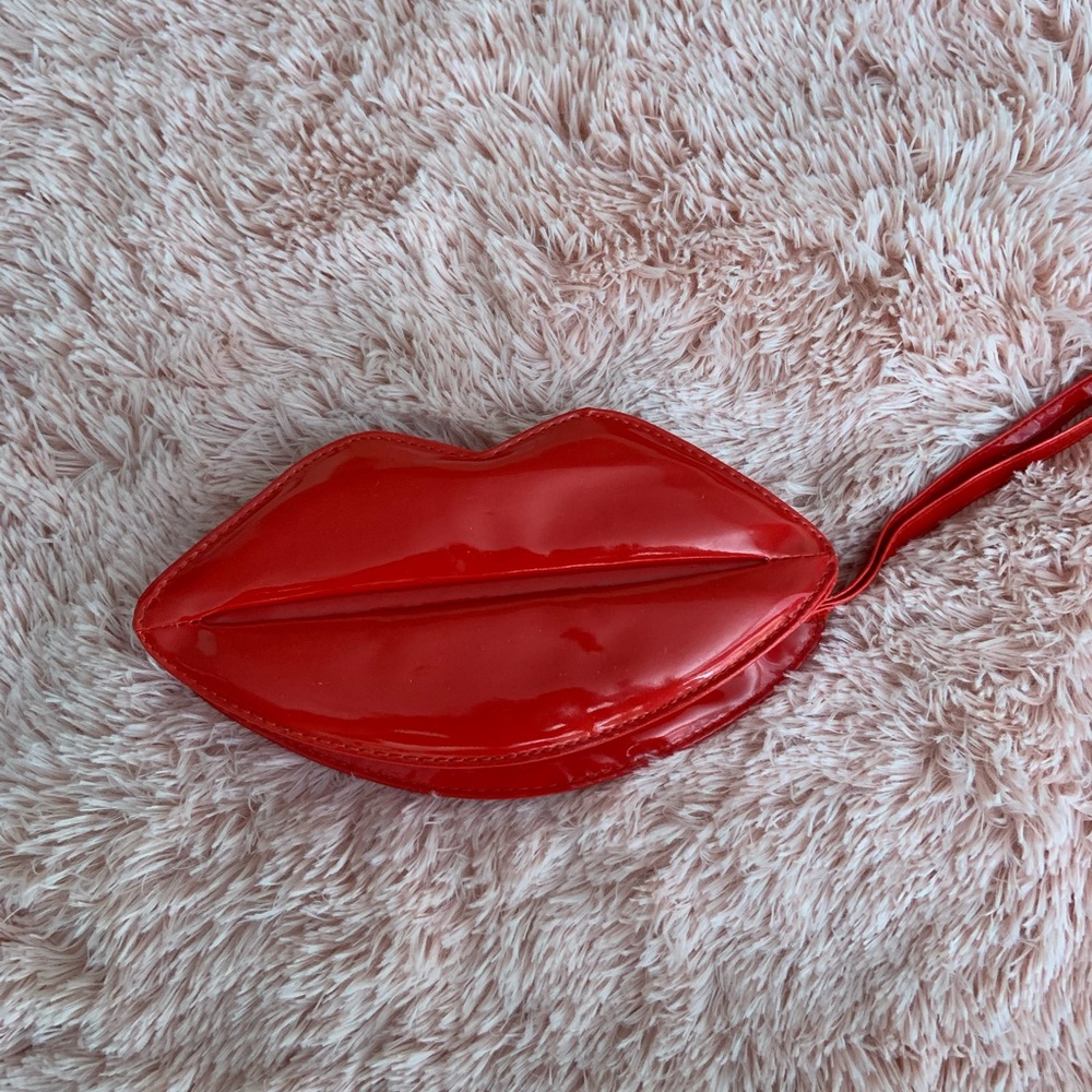 Mini lip clutch